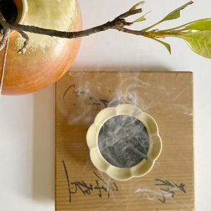 Hibi : seto porcelain incense dish - sand