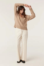 Load image into Gallery viewer, Cable Cashwool V Jumper Camel
