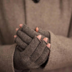 Load image into Gallery viewer, NISHIGUCHI KUTSUSHITA : teni merino wool gloves - Mocha Brown
